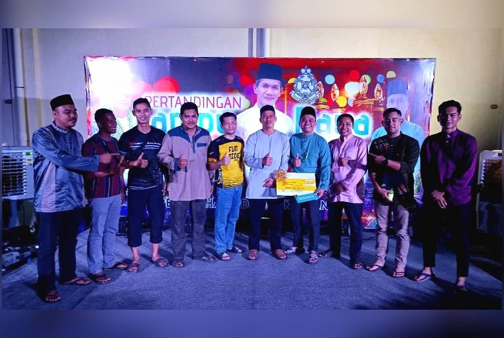 Ketua Cawangan Khas IPD Kemaman, Asisten Superintendan Mohd Hafizuddin Samsurai (empat dari kanan) menyandang juara kategori selekoh pertandingan lampu raya malam tujuh likur peringkat IPD Kemaman.