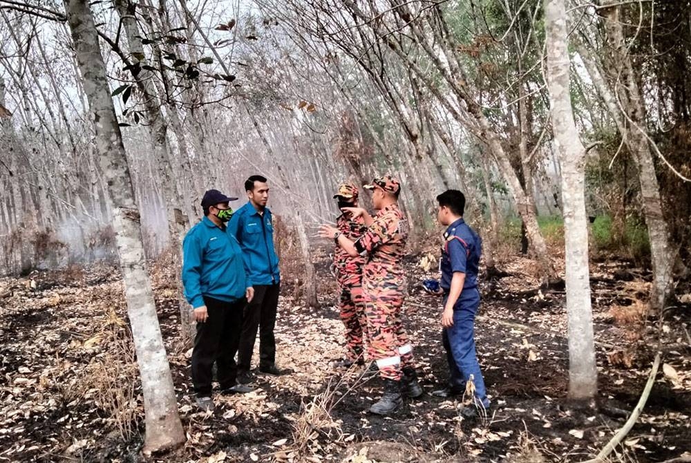 Pegawai JAS diberi penerangan ketika lawatan di Kampung Kual Kecil pada Isnin.