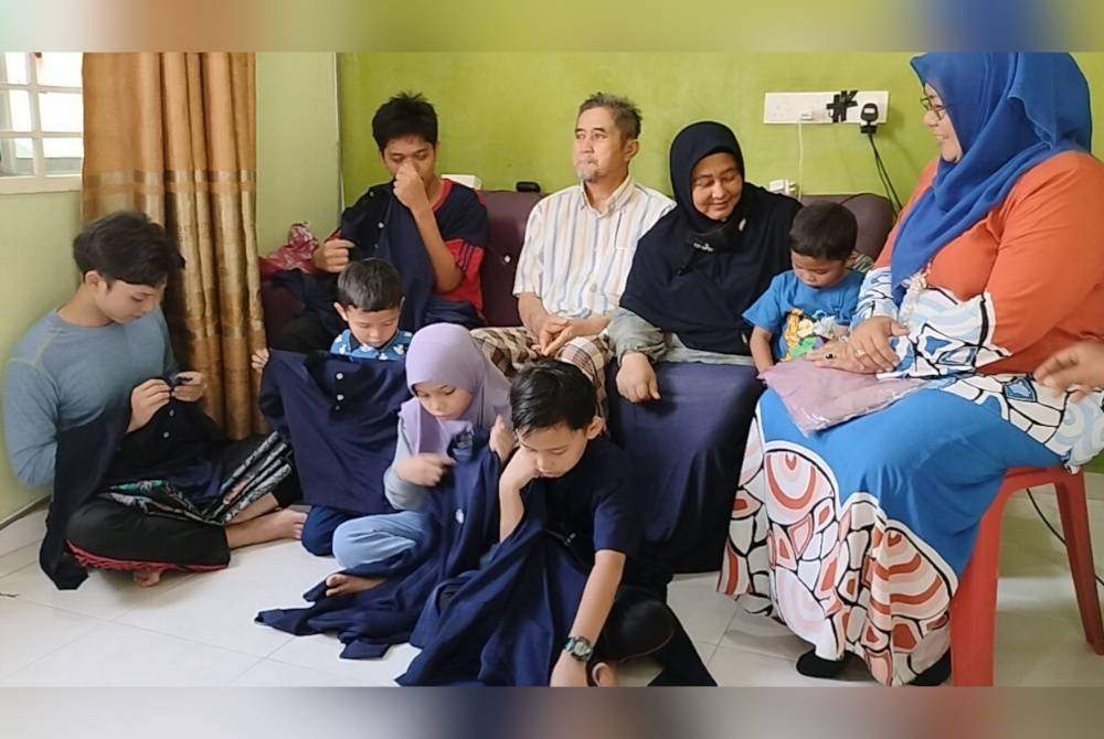 Enam beradik melihat baju raya yang berwarna biru yang dihadiahkan oleh Tuminah (kanan).