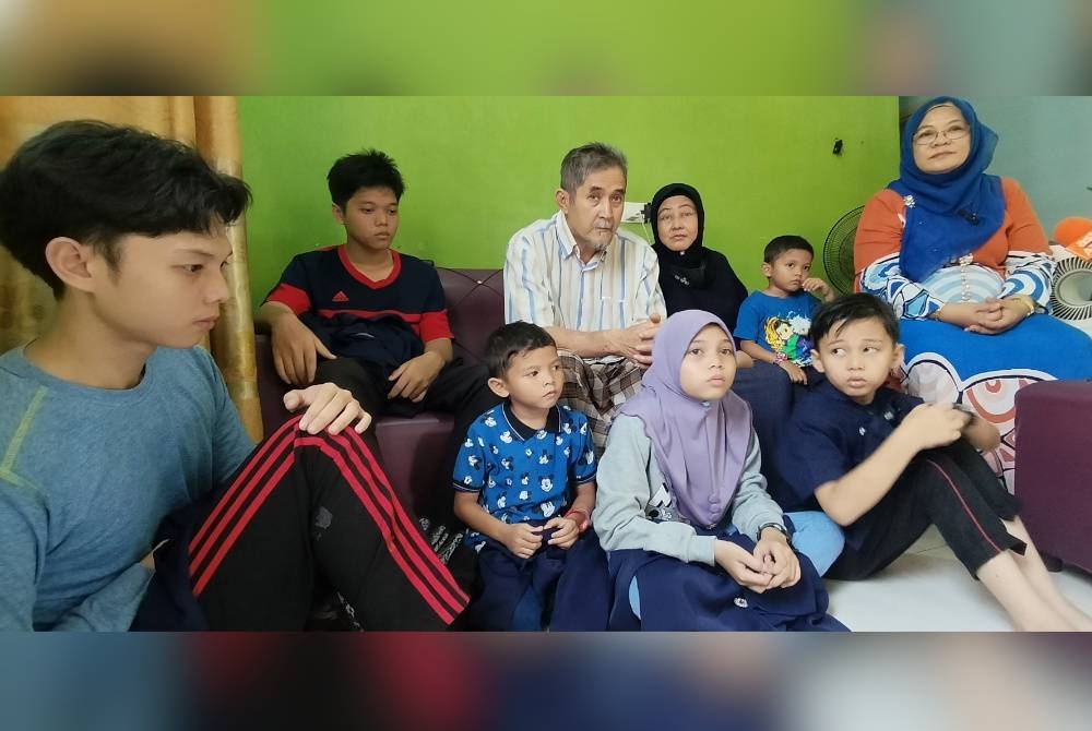 Muhammad Daniel (kiri) bersama adik-beradiknya yang menerima kehadiran Tuminah (kanan) di rumah sewa mereka di Taman Tangga Batu Perdana.