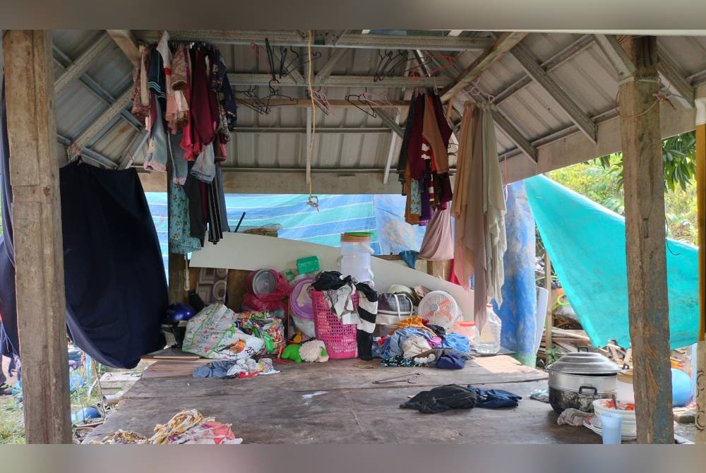 Keadaan tempat tinggal yang serba kekurangan menjadi tempat empat beranak berteduh di Kampung Sungai Batu, Merbok, Kedah.