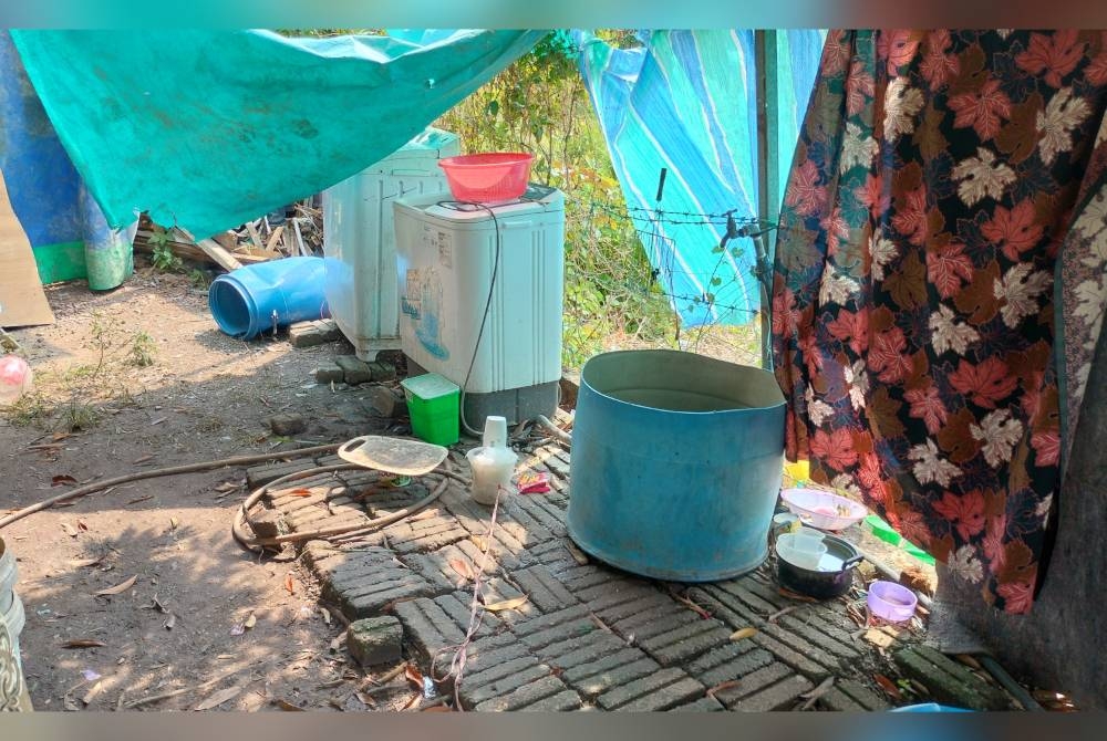 Keadaan tempat tinggal yang serba kekurangan menjadi tempat empat beranak berteduh.