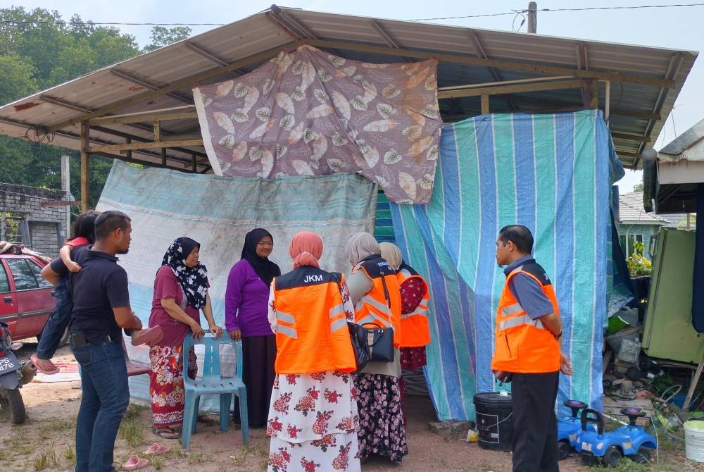 Kakitangan JKM Daerah Kuala Muda hadir membuat pemeriksaan di tempat tinggal Jamil dan Siti Norshahira.