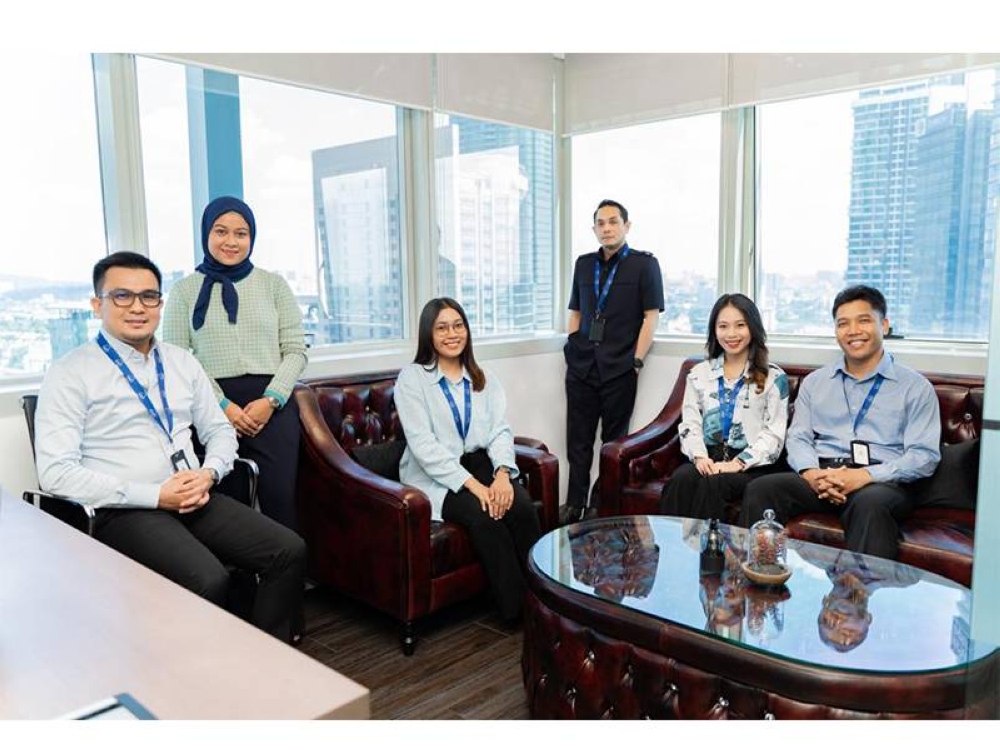 Mohd Farmiezudin bersama kakitangan LQID Asia Pacific Sdn Bhd.