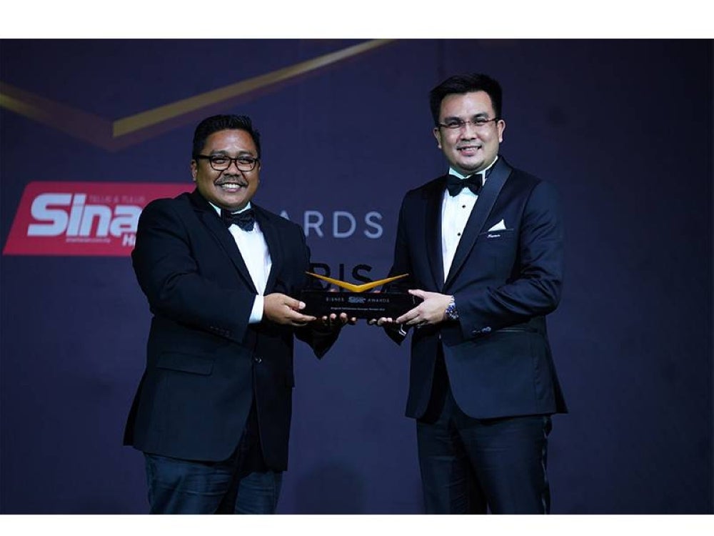 Mohd Farmiezudin (kanan) menerima trofi Bisnes Sinar Harian Awards (BISA) daripada Ketua Pengarang Kumpulan Sinar Harian, Zamri Rambli pada 23 Februari lalu.