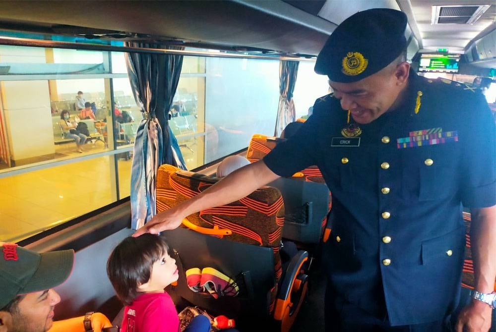 Erick meluangkan masa beramah mesra dengan penumpang yang sudah mula pulang berhari raya di kampung halaman.