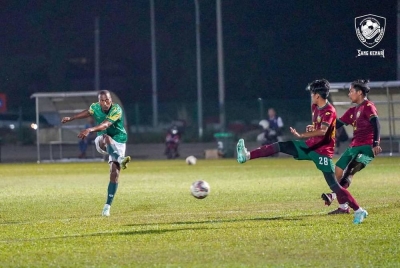 Pemain KDA FC giat menjalani latihan dalaman di Stadium Sultan Abdul Halim pada Ahad. - Foto KDA FC