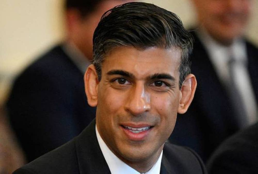 Rishi Sunak kini sedang disiasat oleh pihak berkuasa berhubung dengan kemungkinan gagal mengisytiharkan saham yang dipegang isterinya, Akshata Murty dalam agensi yang mendapat manfaat daripada belanjawan kerajaan baru-baru ini. - Foto Reuters