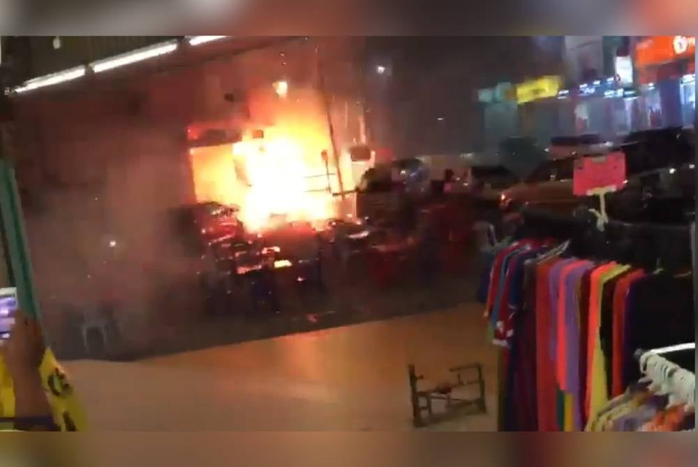 Tangkap layar video yang tular kembali di media sosial.