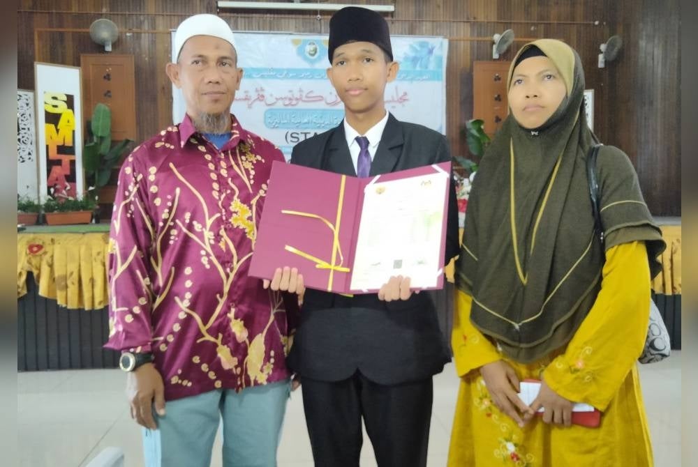 Muhammad Zaurein (tengah) juga memperoleh keputusan cemerlang 10 Mumtaz dalam STAM.