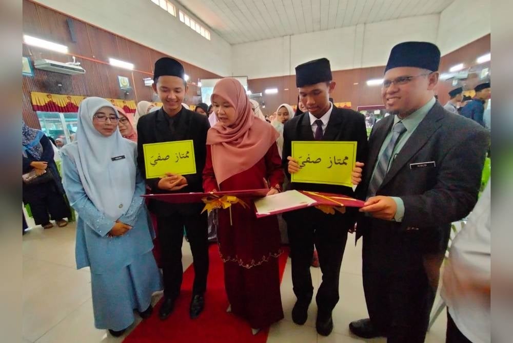 Menteri Pendidikan, Fadhlina Sidek bersama Muhammad Zaurein (dua kanan) dan Muhammad Shahrul (dua kiri) selepas mengumumkan keputusan STAM di Sekolah Agama Menengah Tinggi Tengku Ampuan Rahimah Sungai Manggis.