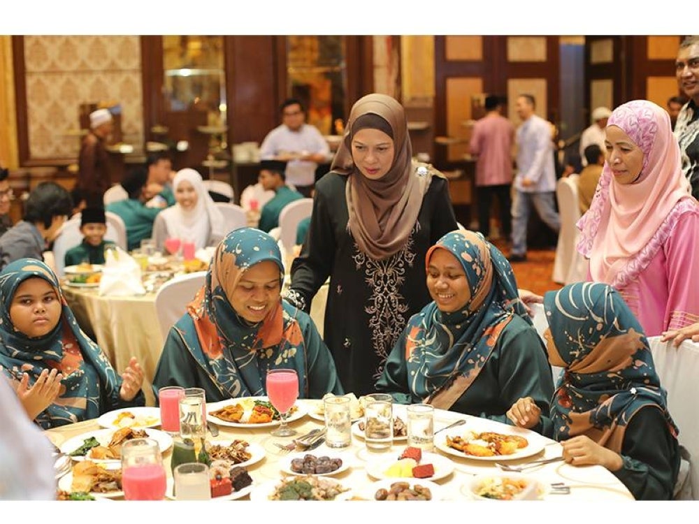 Pengerusi Pernas, Datuk Hazimah Zainuddin (berdiri) bersama anak-anak yatim ketika Majlis Berbuka Puasa Sinar Ramadan Pernas 2023, di sini.