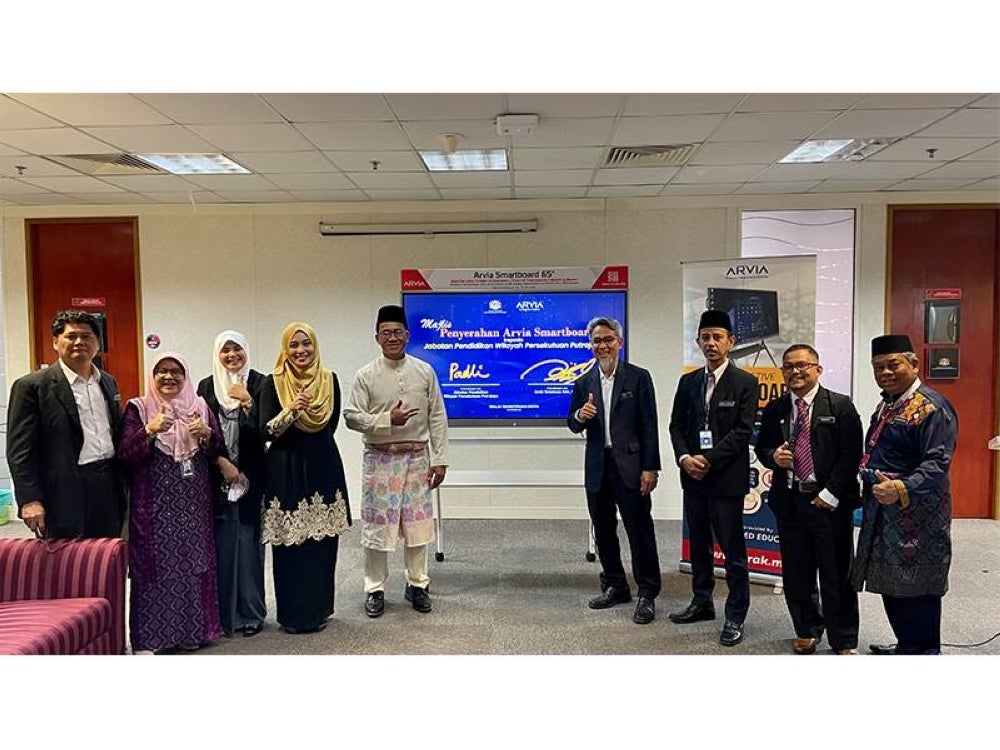 Pasukan Arvia dan wakil Jabatan Pendidikan Wilayah Persekutuan Putrajaya bergambar bersama selepas sesi perbentangan.