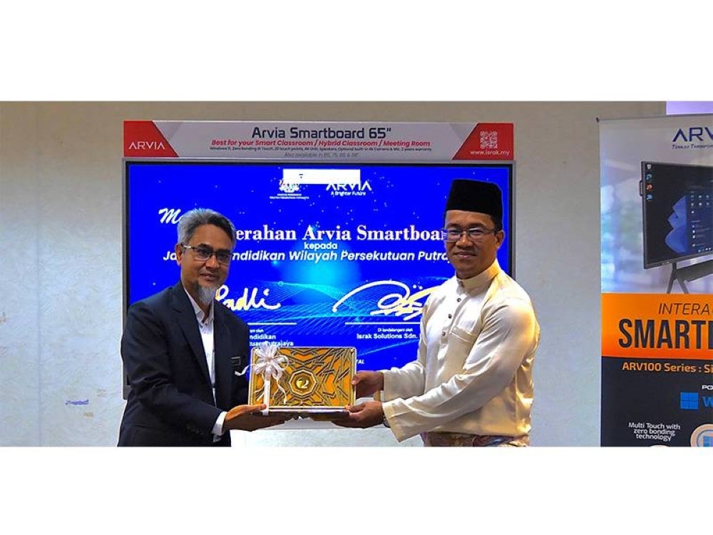 Penyerahan papan pintar Arvia oleh Ahmad Najib Habeb (kanan) kepada Padli Saed.