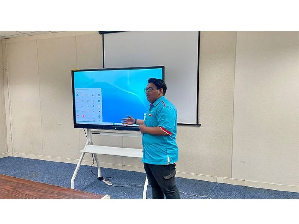 Tenaga pengajar Arvia dalam sesi soal jawab mengenai papan pintar