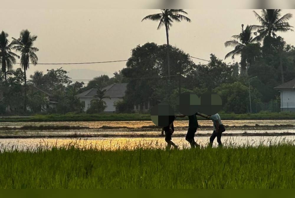 Beberapa lelaki yang cuba melarikan diri berjaya ditahan polis dalam serbuan di belakang sebuah kedai makan Kampung Hutan Kandis, mukim Lepai, di sini, Isnin.
