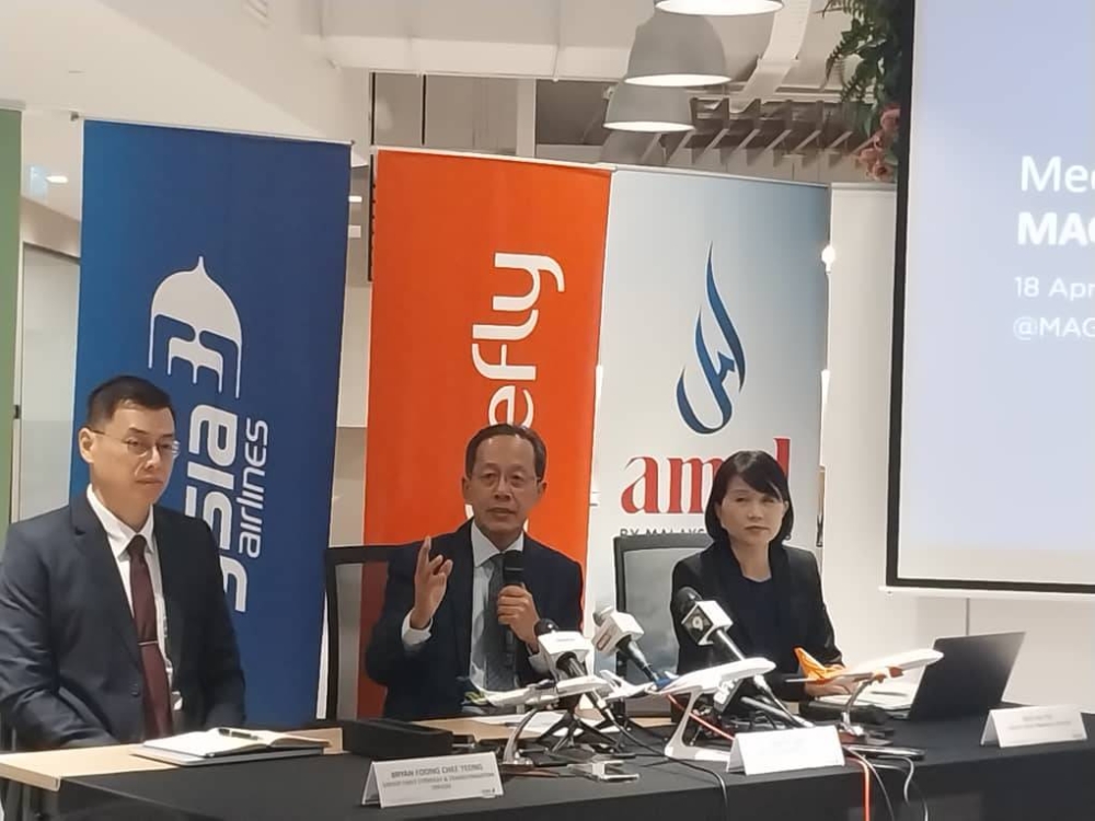 Dari kiri: Bryan Fomh Chee Yeong,Izham Ismail dan Boo Hui Yee