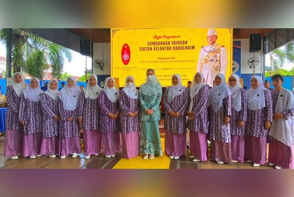 Sultanah Kelantan bergambar kenangan bersama Perkep Kelantan.