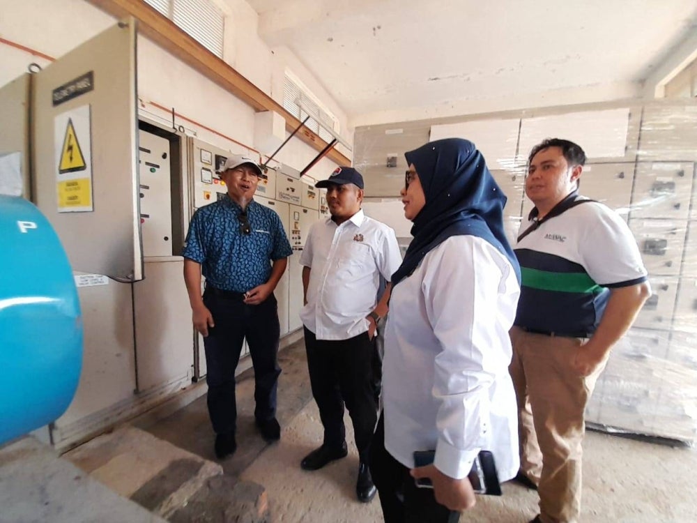 Mohamad Fazli (tengah) meninjau persiapan bekalan air sempena Aidilfitri di Loji Rawatan Air (LRA) Lok Heng pada Selasa.