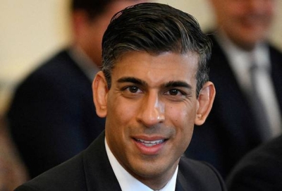 Rishi Sunak kini sedang disiasat oleh pihak berkuasa berhubung dengan kemungkinan gagal mengisytiharkan saham yang dipegang isterinya, Akshata Murty dalam agensi yang mendapat manfaat daripada belanjawan kerajaan baru-baru ini. - Foto Reuters