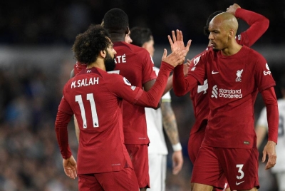 Salah (kiri) menyumbat dua gol ketika membantu Liverpool menewaskan Leeds 6-1 awal pagi Selasa. - Foto AFP