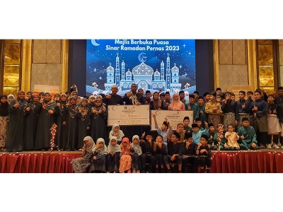 Pengerusi Pernas, Datuk Hazimah Zainuddin (tengah) bersama Pengerusi Jawatankuasa Eksekutif Pernas,Datuk Abu Bakar As-Sidek Mohd Sidek (dua dari kiri), Pengurus Pertubuhan Kebajikan Rumah Anak-Anak Yatim Damai Kuang Selangor, Muhamad Syafiq Suhaimi (kiri), dan Pengasas Bersama Pertubuhan Kebajikan Nur Syaheera Kuala Lumpur, Suzana Jaafar(kanan), bersama anak-anak yatim pada sesi penyampaian replika cek sumbangan berjumlah RM46,500.
