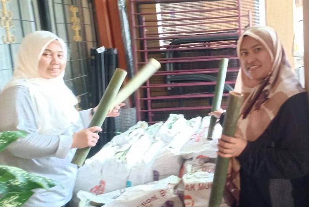 Zuraidah (kiri) dan rakan kongsinya, Norhayati memeriksa tempahan buluh lemang.