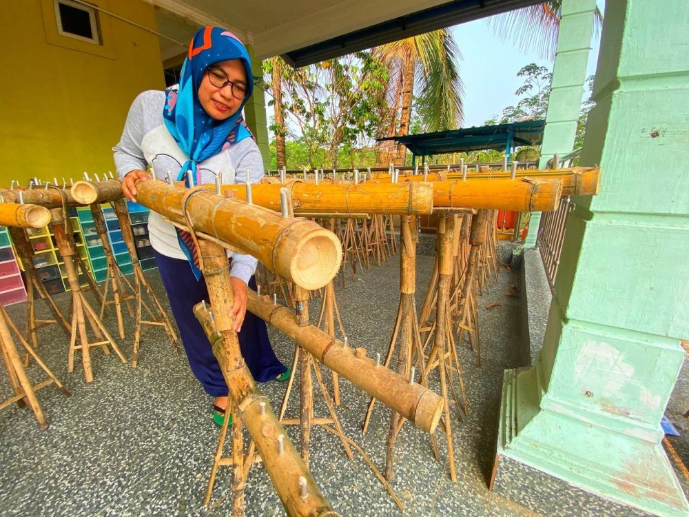 Lebih menyedihkan lagi apabila pelita buluh buatan suaminya, Maskuri tampil dengan rekaan terbaharu iaitu bertingkat serta boleh dicabut gagal terjual.