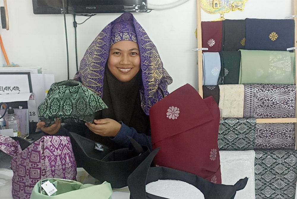 Aziani menunjukkan pelbagai jenis tanjak yang dihasilkan di kedainya di Pekan Nanas, Pontian.