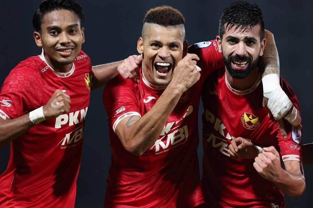 Pemain Selangor FC Ayron Del Valle Rodriguez (tengah) meraikan jaringannya ketika menentang Terengganu FC pada perlawanan Liga Super 2023 di Stadium MBPJ Petaling Jaya malam Selasa. - Foto: Bernama