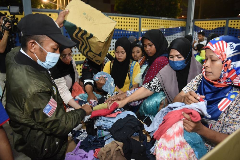Orang ramai memilih pakaian yang disumbangkan menerusi #Projek Baju Raya.
