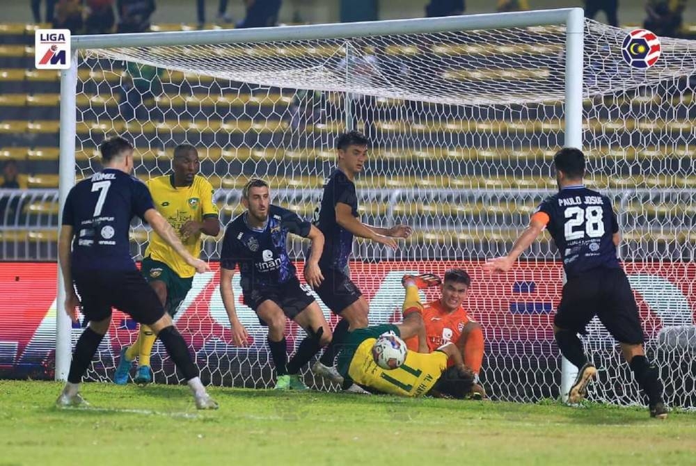 Barisan pertahanan KL City berjaya mematahkan beberapa asakan bahaya KDA FC pada aksi Liga Super 2023 pada malam Selasa. FOTO MFL