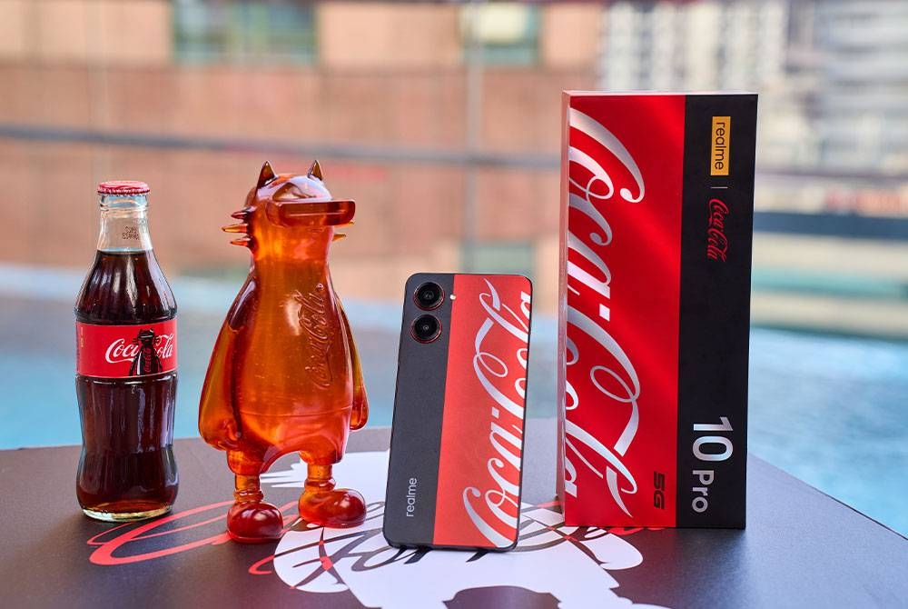 Pembeli akan menerima pembungkusan telefon yang mempunyai hiasan unik dengan kotak Coca-Cola, jarum sim khas, pelekat DIY dan kad nombor terhad.