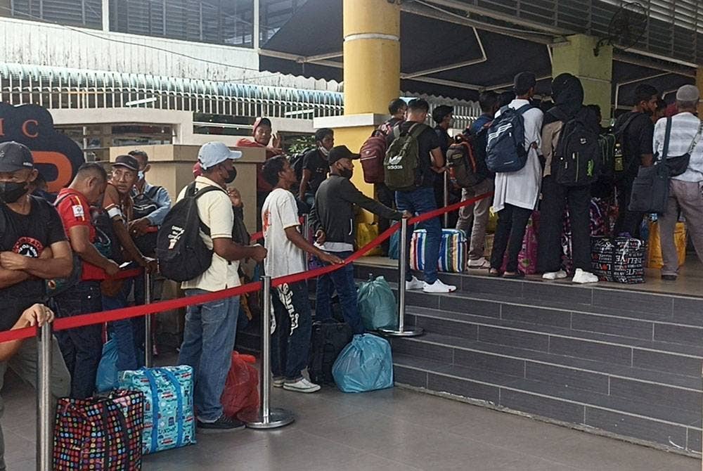 Lebih 6,000 warga Indonesia menggunakan perkhidmatan feri di Terminal Feri Antarabangsa Kukup untuk pulang ke kampung halaman bagi meraikan Aidilfitri bersama keluarga.