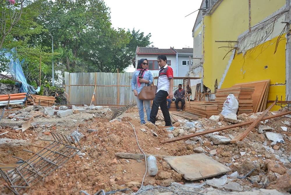 Kontraktor merobohkan rumah milik mereka sekeluarga kononnya untuk kerja pengubahsuaian sebelum menghilangkan diri.