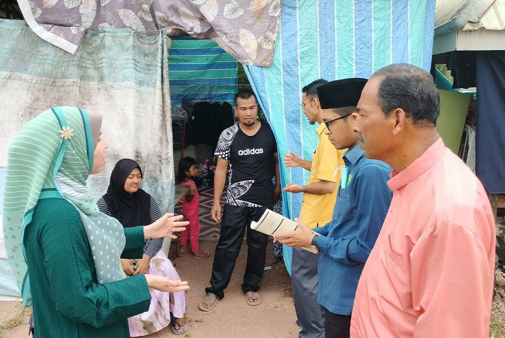 Kisah sepasang suami isteri serta dua anak yang berteduh bawah bangsal mendapat perhatian pelbagai pihak.