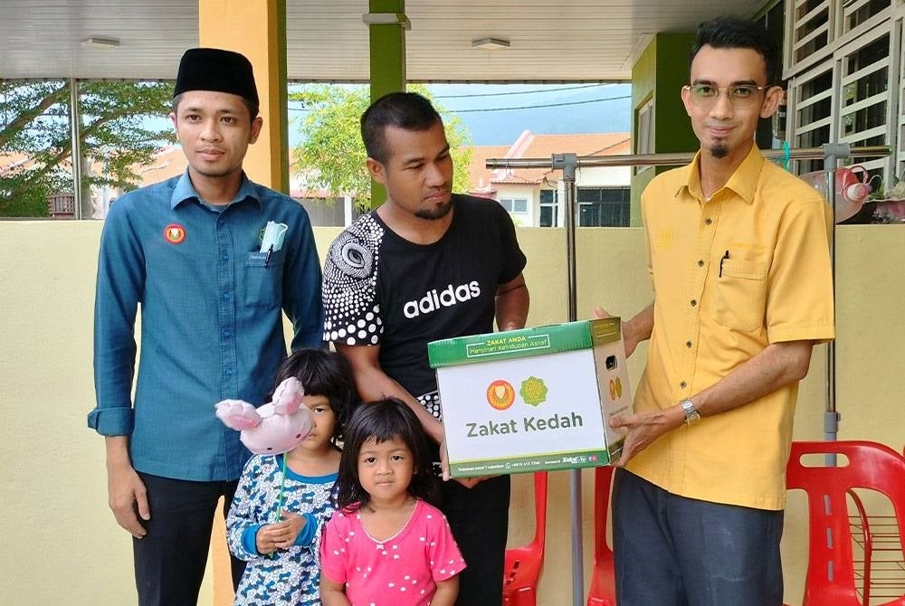 Lembaga Zakat Negeri Kedah turut menyampaikan sumbangan kepada Jamil.