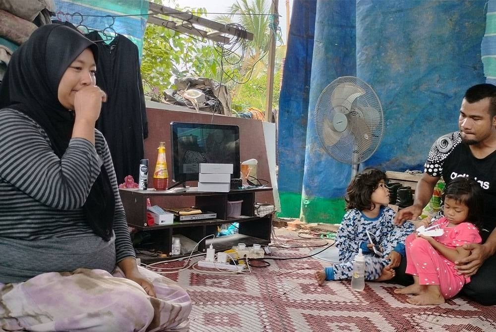 Empat sekeluarga terpaksa berteduh bawah bangsal kereta di Kampung Sungai Batu, Merbok.