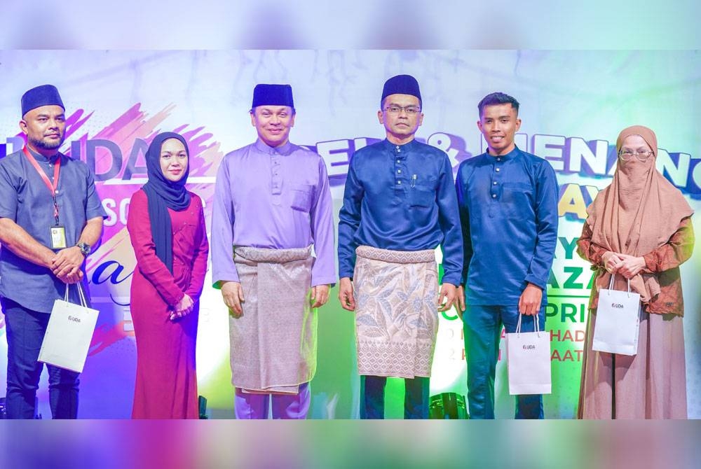 Mohd Nazri diiringi Radziah (dua dari kiri) dan Ketua Pegawai Eksekutif KRU Media Sdn Bhd, Datuk Norman Abdul Halim (tiga dari kiri) bergambar bersama wakil dari Pusat Jagaan Anak Yatim/ Saudara Baru An-Najjah, Pertubuhan Kebajikan Asnaf An-Naafi Kuala Lumpur dan Madrasah Tahfiz Al-Quran Wassunah.