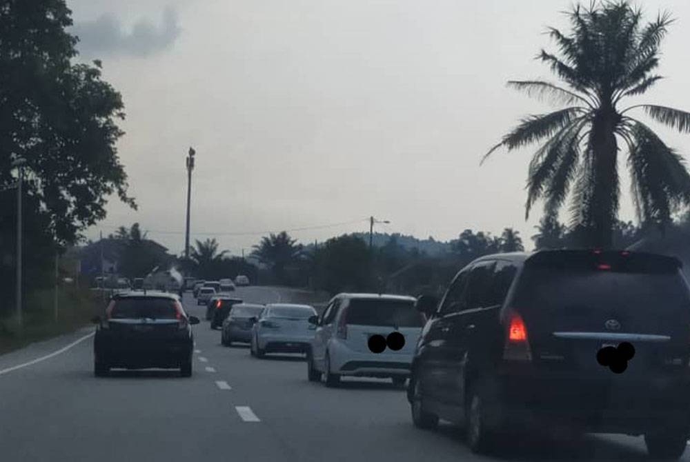 Keadaan jalan di Challk, Setiu yang menunjukkan penambahan kenderaan, namun masih terkawal.