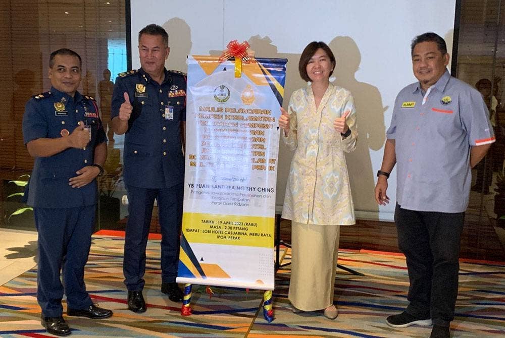 Azmi (dua dari kiri) bersama Sandra Ng Majlis Pelancaran Kempen Keselamatan Kebakaran Sempena Musim Perayaan Bersama Pengusaha-pengusaha Hotel di sebuah hotel di sini pada Rabu.