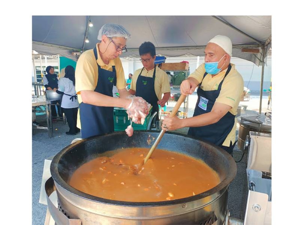 Hidangan dimasak sendiri sukarelawan bersama FAF dengan menyediakan 500 bungkusan makanan kepada golongan memerlukan.