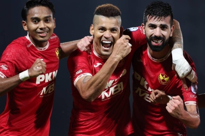 Pemain Selangor FC Ayron Del Valle Rodriguez (tengah) meraikan jaringannya ketika menentang Terengganu FC pada perlawanan Liga Super 2023 di Stadium MBPJ Petaling Jaya malam Selasa. - Foto: Bernama
