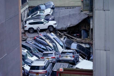 Tingkat dua parkir tersebut runtuh menyebabkan mangsa di tingkat satu terperangkap. - Foto AP