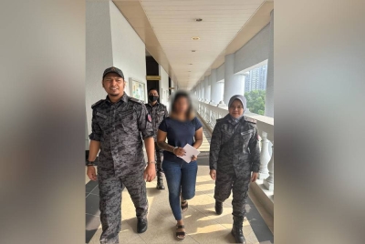 Imigresen Kuala Lumpur membongkar sindiket penyeludupan kanak-kanak Sri Lanka susulan penahanan sepasang suami isteri di ibu negara pada 12 April lalu.