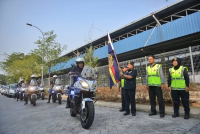 Ahmad Kamarunzaman ketika melancarkan Ops Hari Raya Aidilfitri 2023 di Terminal Bas Seksyen 17 di sini pada Rabu.