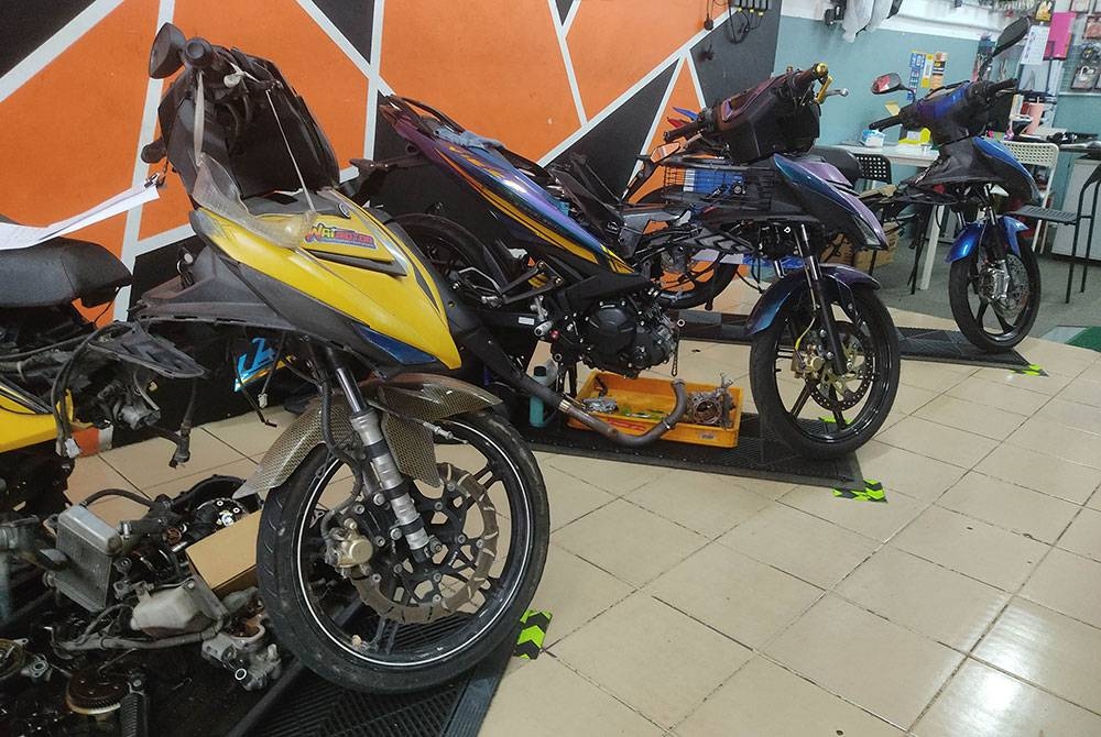 Antara motosikal yang sedang dalam proses untuk diubahsuai.
