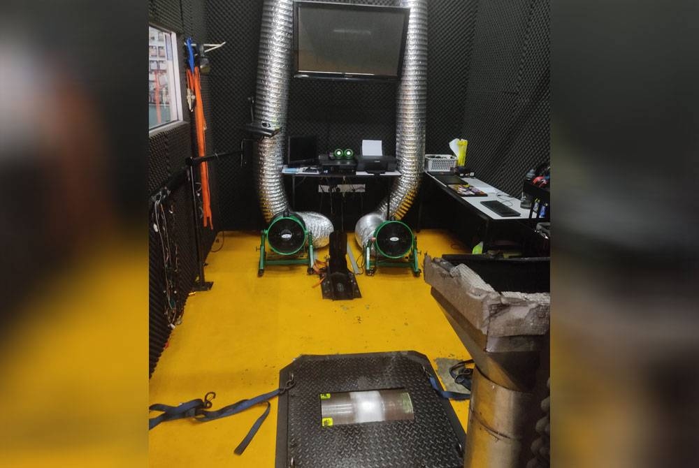 Bilik khas yang digunakan bagi menguji kelajuan motosikal yang diubahsuai.