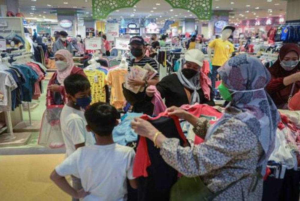 Warga kota mengambil peluang cuti hujung minggu membeli belah sebagai persiapan menyambut Hari Raya Aidilfitri yang akan menjelang tidak lama lagi ketika tinjauan di sebuah pusat membeli belah. - Gambar hiasan