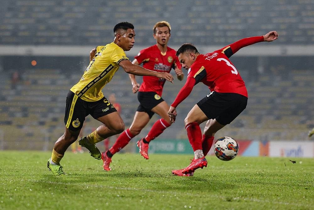 Pemain Perak FC, Shafizi Iqmal (kiri) mengawal bola ketika bertemu Pasukan Negeri Sembilan FC dalam saingan Liga Super Malaysia 2023 di Stadium Perak pada Rabu.   - Foto Bernama